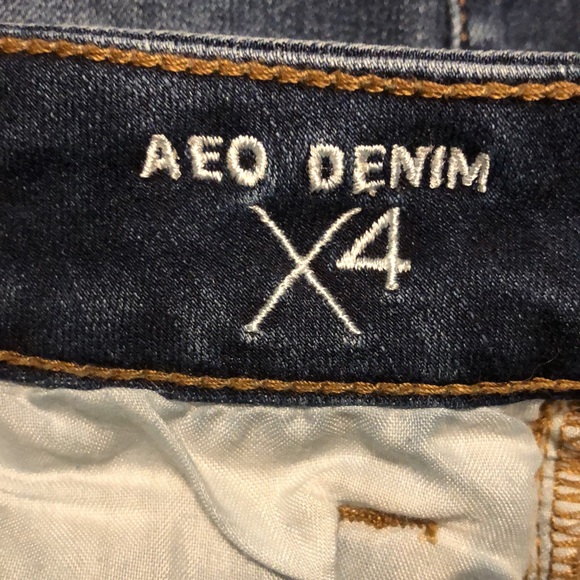 American Eagle Jean Shorts Women’s 4 midi denim blue distressed destroyed EUC - Picture 10 of 10